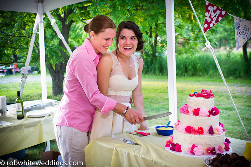 Cutting cake
